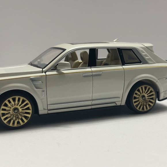 1:24 rolls royce cullinan mansory Diecast with LED HEADLIGHT AND TAILLIGHT WHITE - Picture 3 of 12